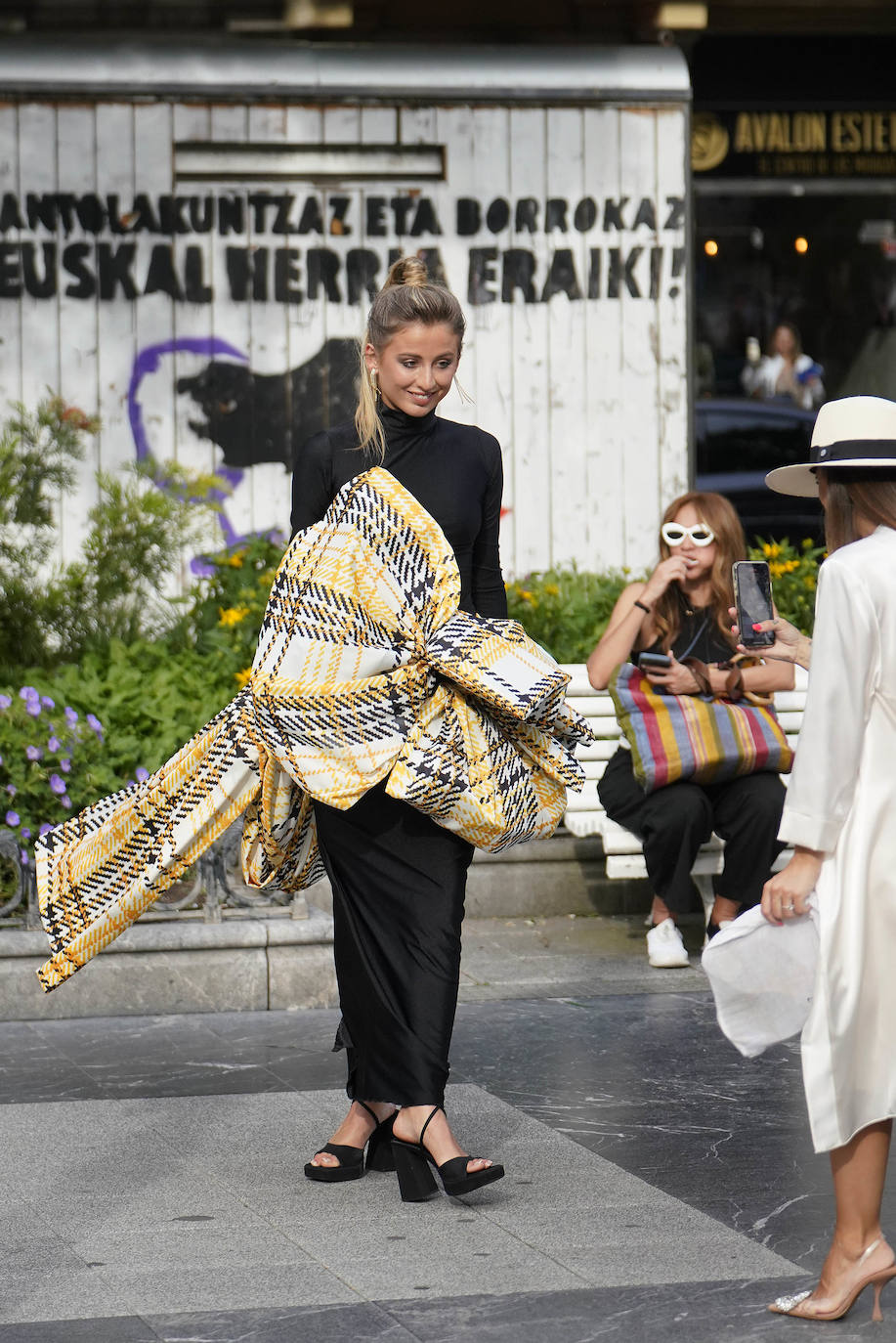 Un desfile multicolor en la Plaza Easo de San Sebastián