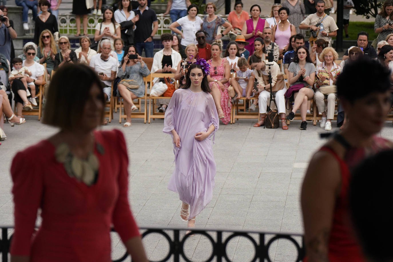 Un desfile multicolor en la Plaza Easo de San Sebastián