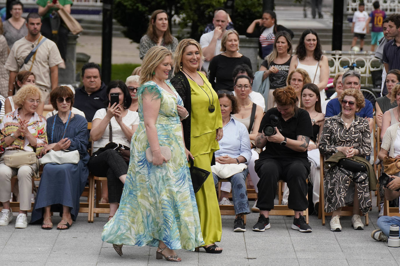 Un desfile multicolor en la Plaza Easo de San Sebastián