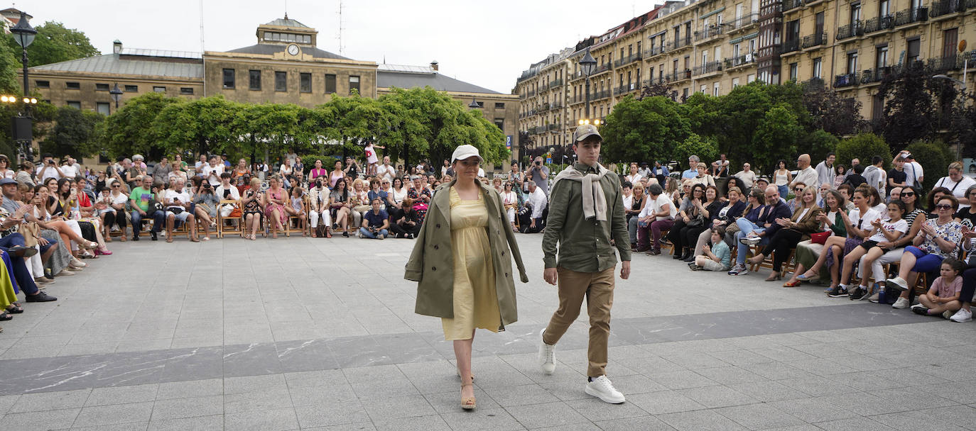 Un desfile multicolor en la Plaza Easo de San Sebastián