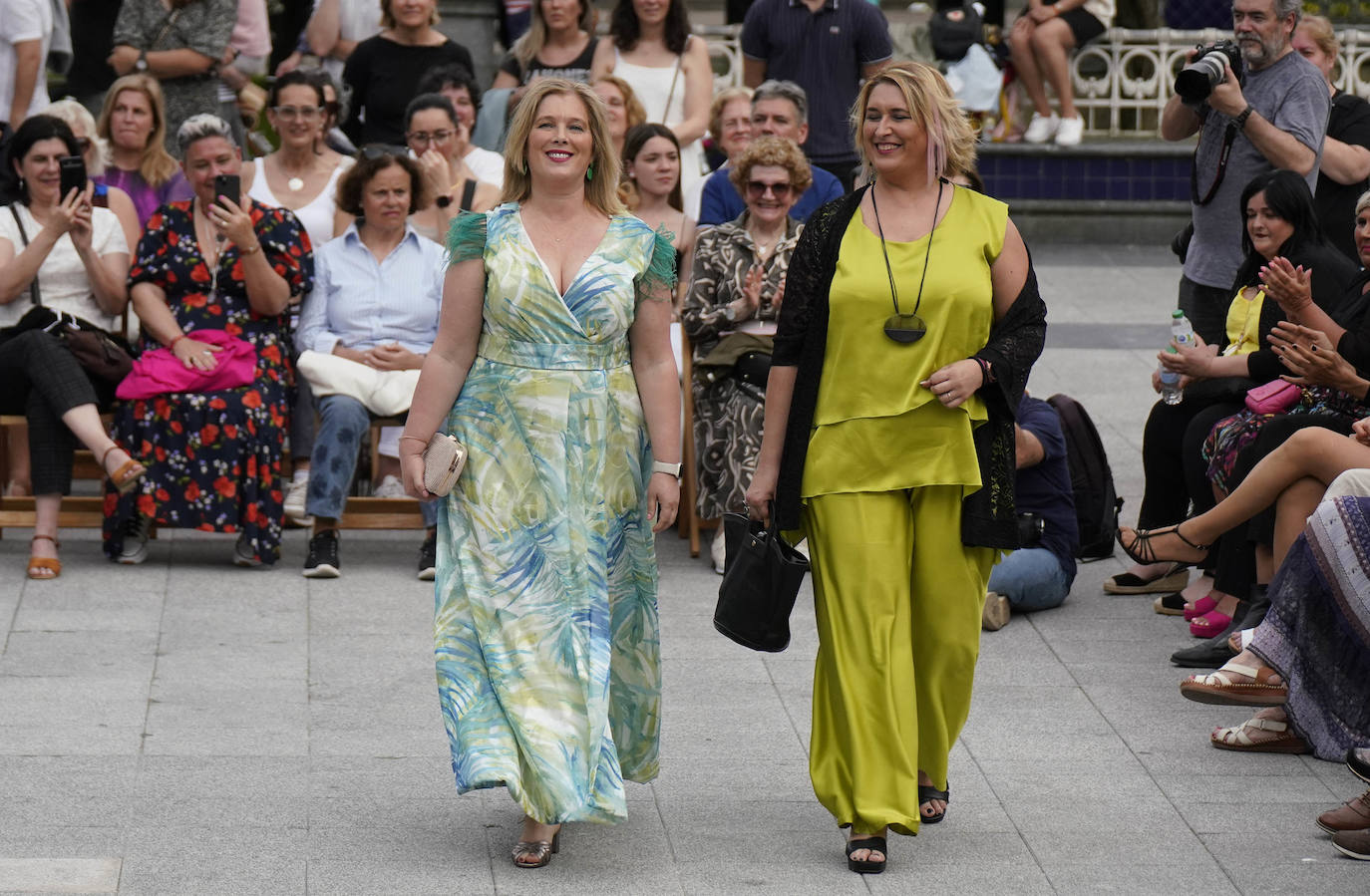 Un desfile multicolor en la Plaza Easo de San Sebastián