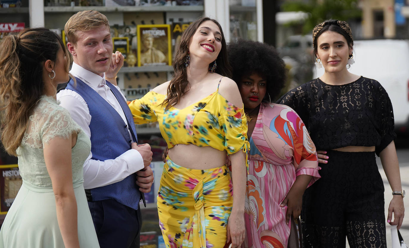 Un desfile multicolor en la Plaza Easo de San Sebastián