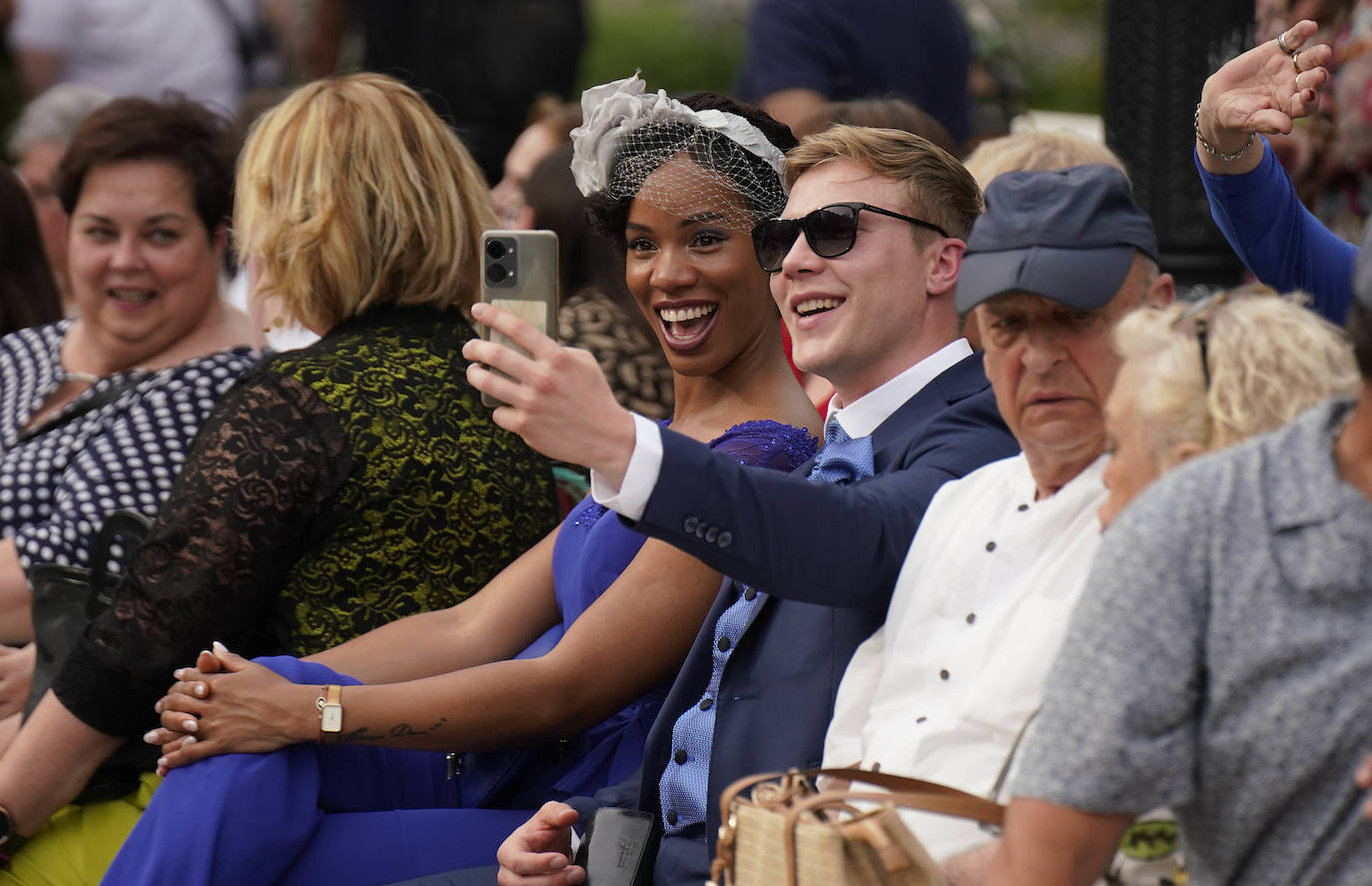 Un desfile multicolor en la Plaza Easo de San Sebastián
