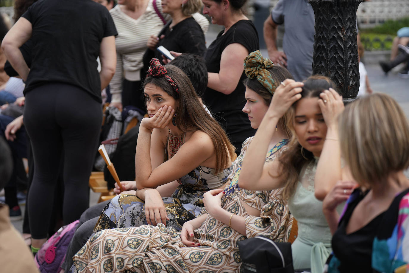 Un desfile multicolor en la Plaza Easo de San Sebastián