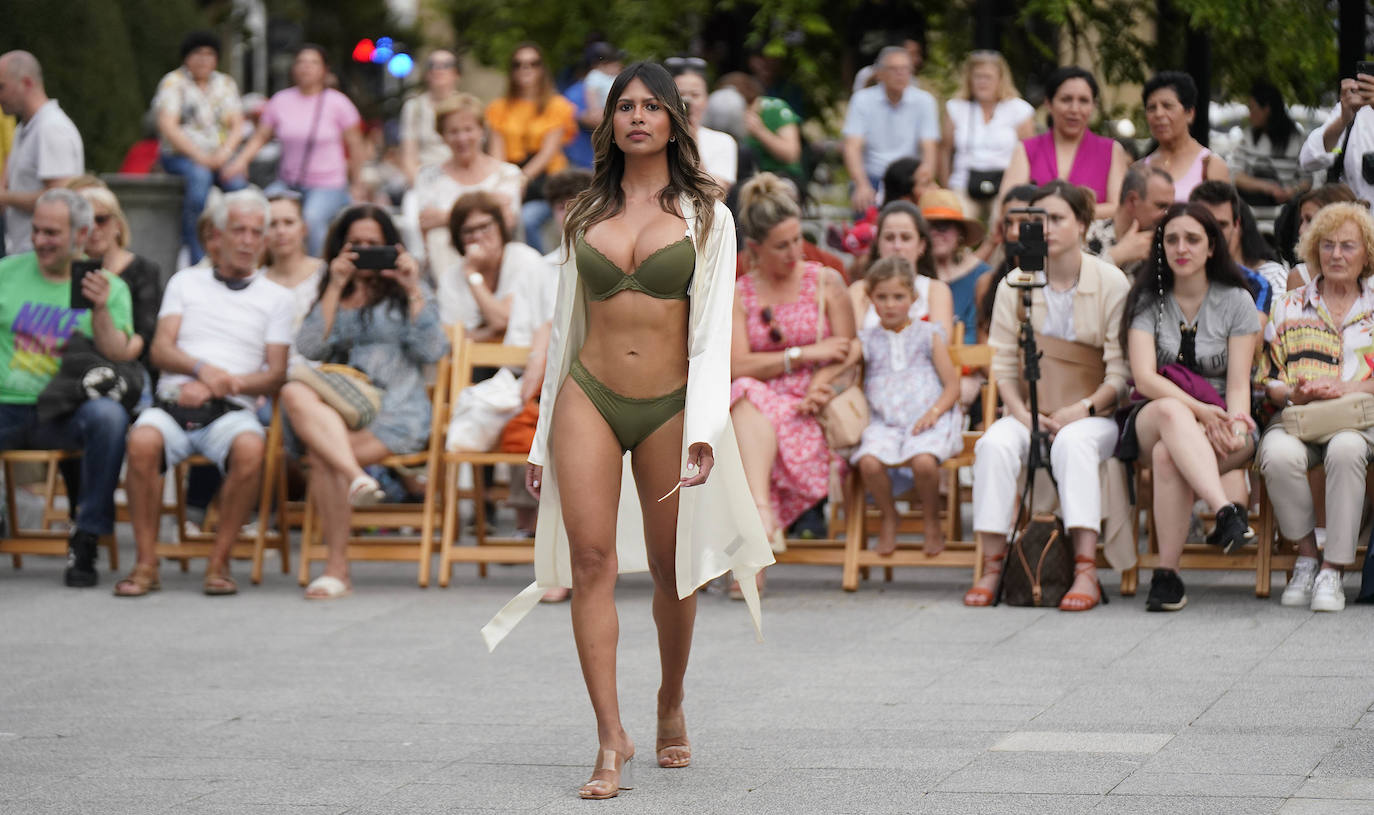 Un desfile multicolor en la Plaza Easo de San Sebastián