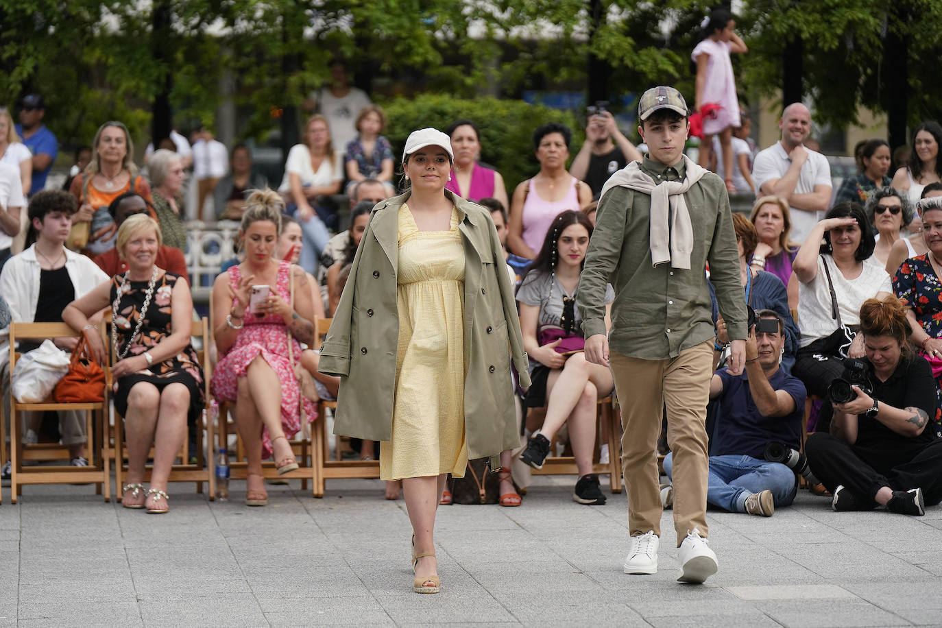 Un desfile multicolor en la Plaza Easo de San Sebastián