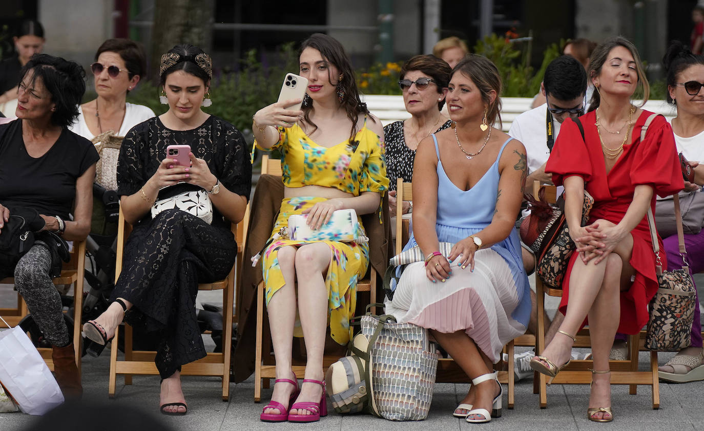 Un desfile multicolor en la Plaza Easo de San Sebastián