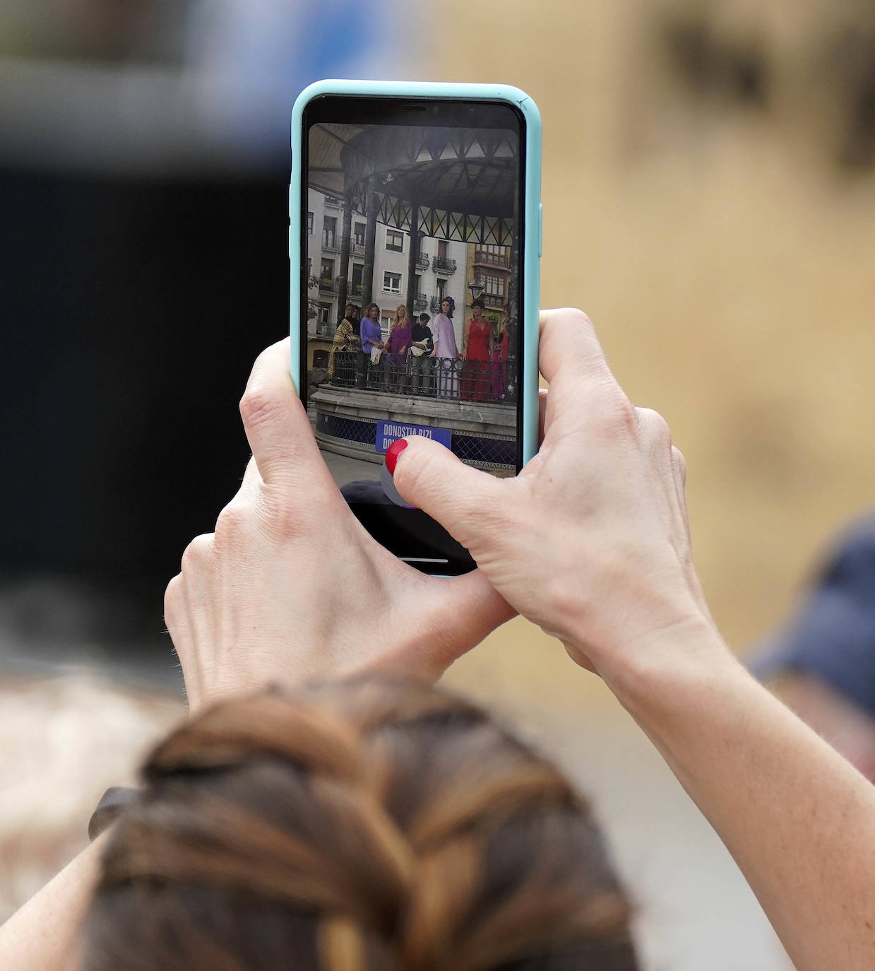 Un desfile multicolor en la Plaza Easo de San Sebastián