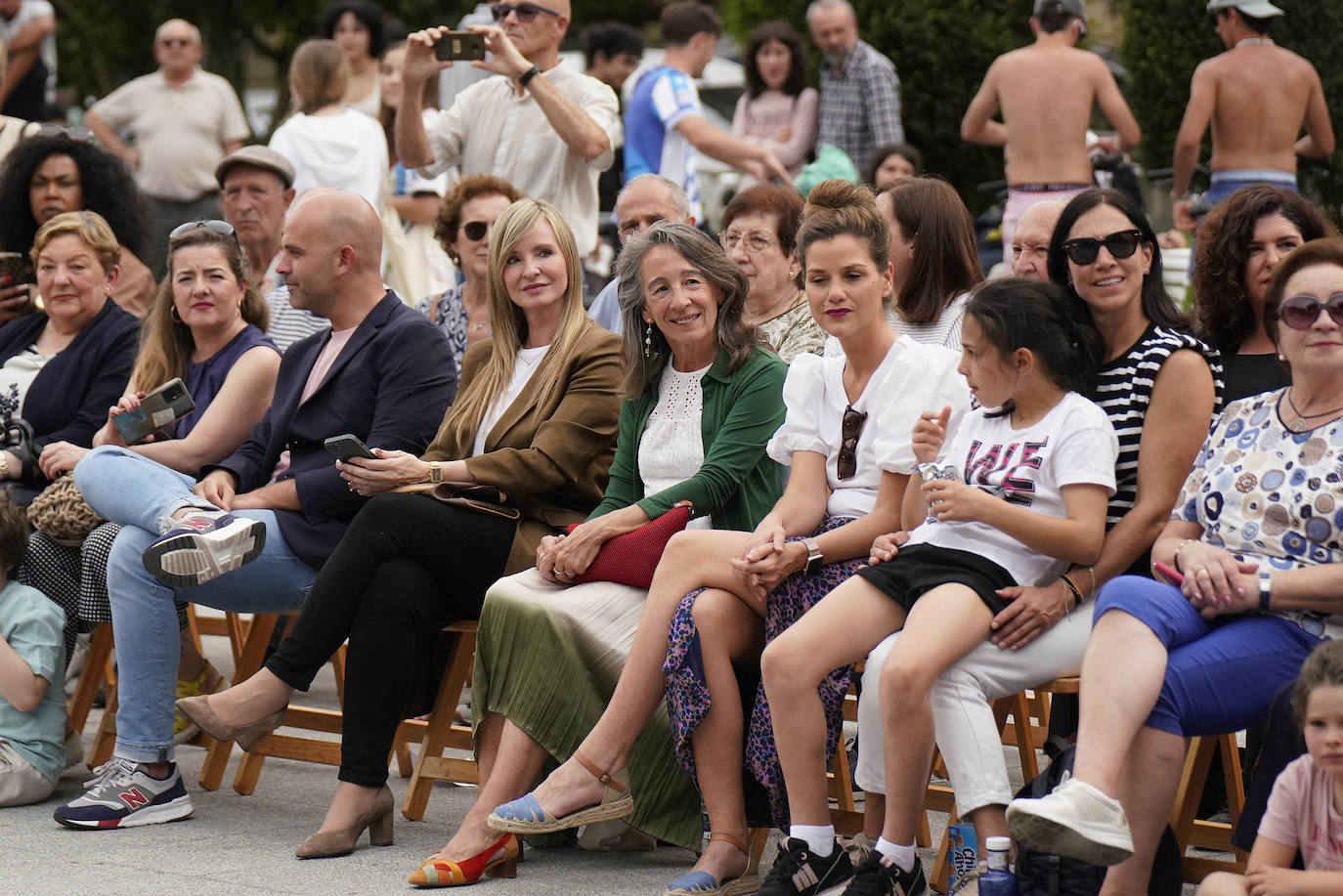 Un desfile multicolor en la Plaza Easo de San Sebastián