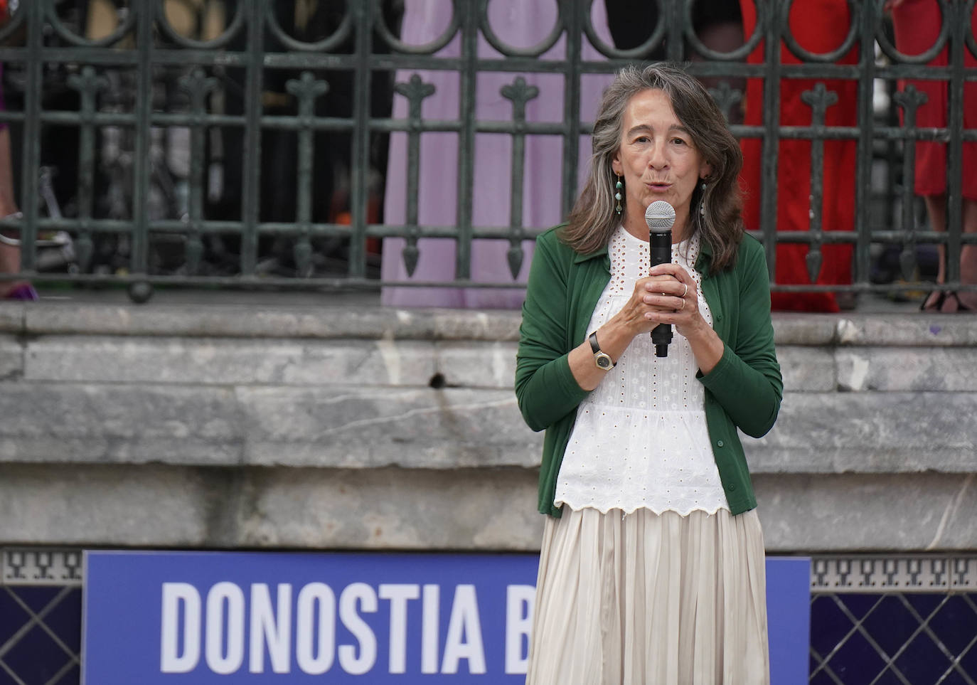 Un desfile multicolor en la Plaza Easo de San Sebastián