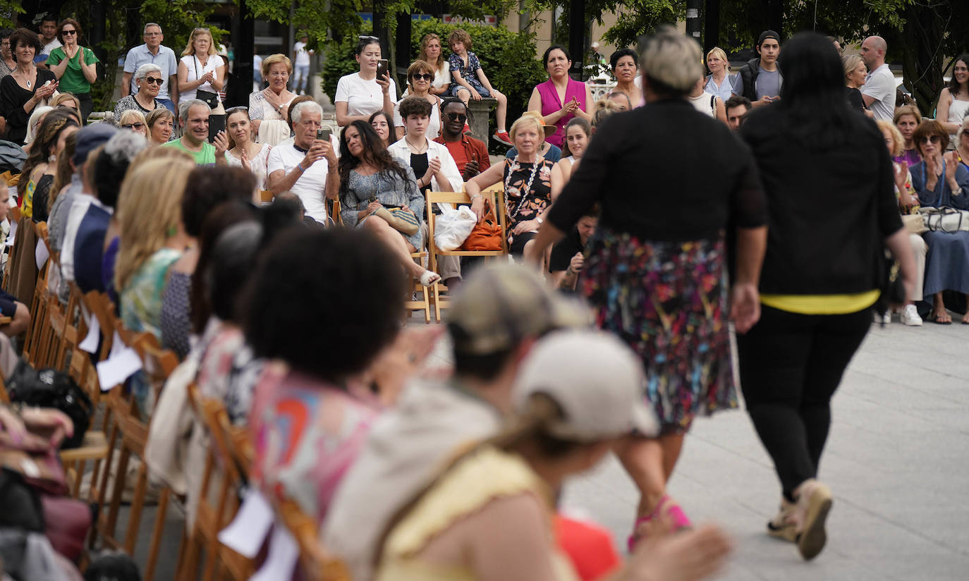 Un desfile multicolor en la Plaza Easo de San Sebastián