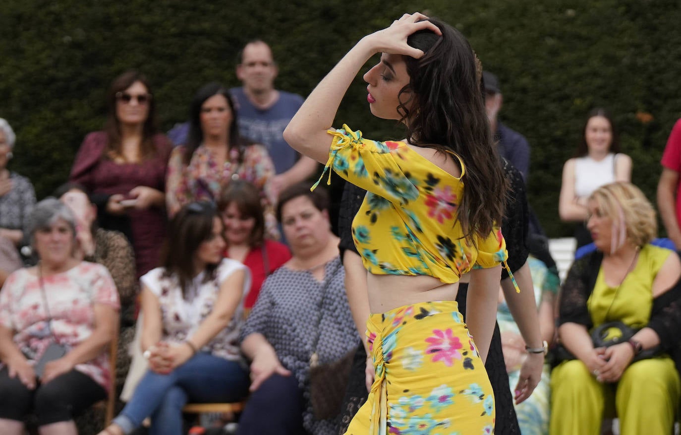 Un desfile multicolor en la Plaza Easo de San Sebastián