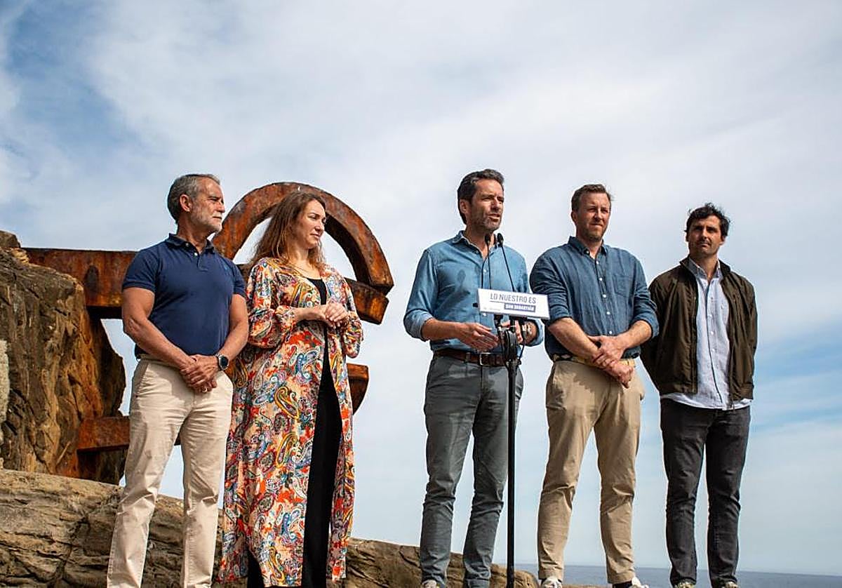 Mota, Larrea, Sémper, Corominas y Lezama, esta mañana en el Peine del Viento en San Sebastián.