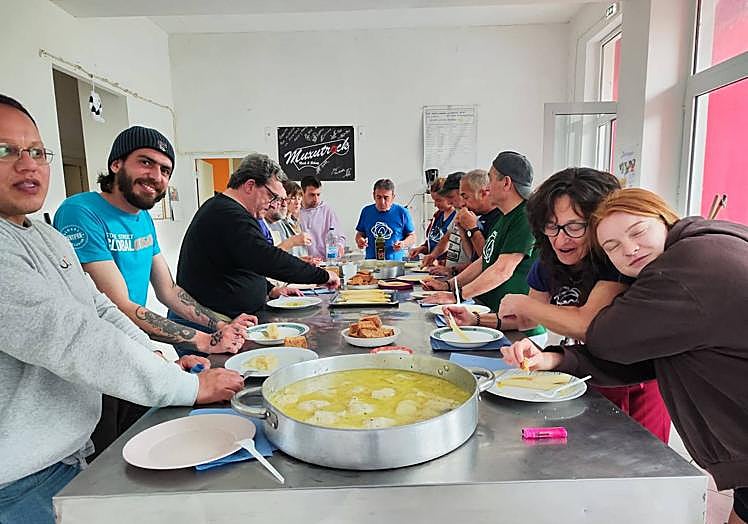 Imagen principal - Récord solidario de Zaporeak en Lesbos