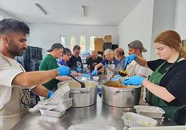 Voluntarios de Zaporeak preparando las raciones para distribuir entre los refugiados.