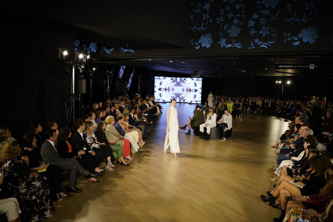 Diez estrellas deslumbran en Balenciaga