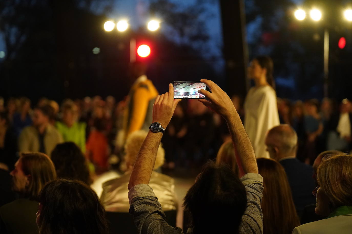 Diez estrellas deslumbran en Balenciaga