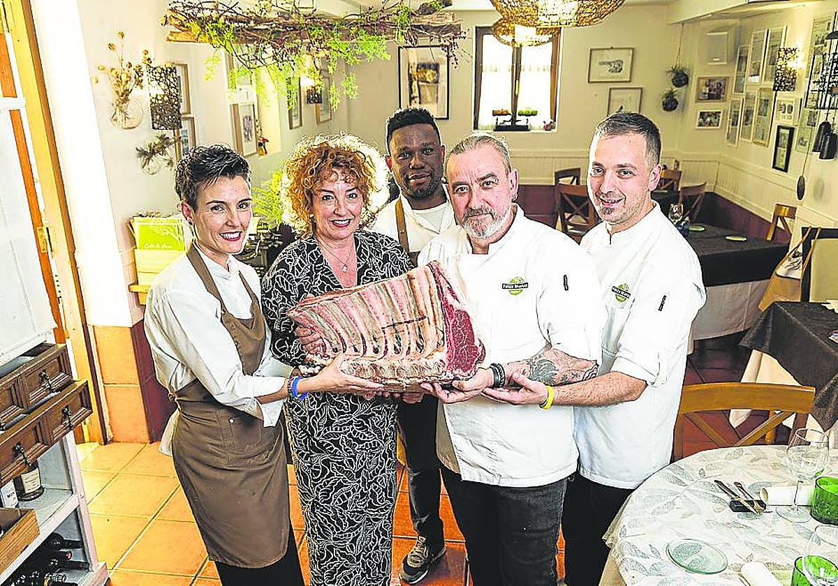 El equipo del Felix Manso Ibarla, con una hermosa pieza de chuletas en su reconocido restaurante.