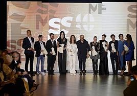 Todos los diseñadores y los responsables de las plataformas posaron una vez terminados los desfiles con sus distinciones.