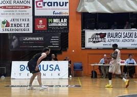 Hevia se dispone a defender en el partido de este viernes en Azpeitia.