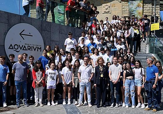 Los alumnos del colegio Jesuitas de Logroño se fotografió con la reina Sofía.