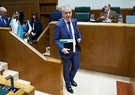 El lehendakari a su llegada al Pleno del Parlamento Vasco.