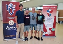 Jugadores del Touring y entrenadores participaron en la jornada.