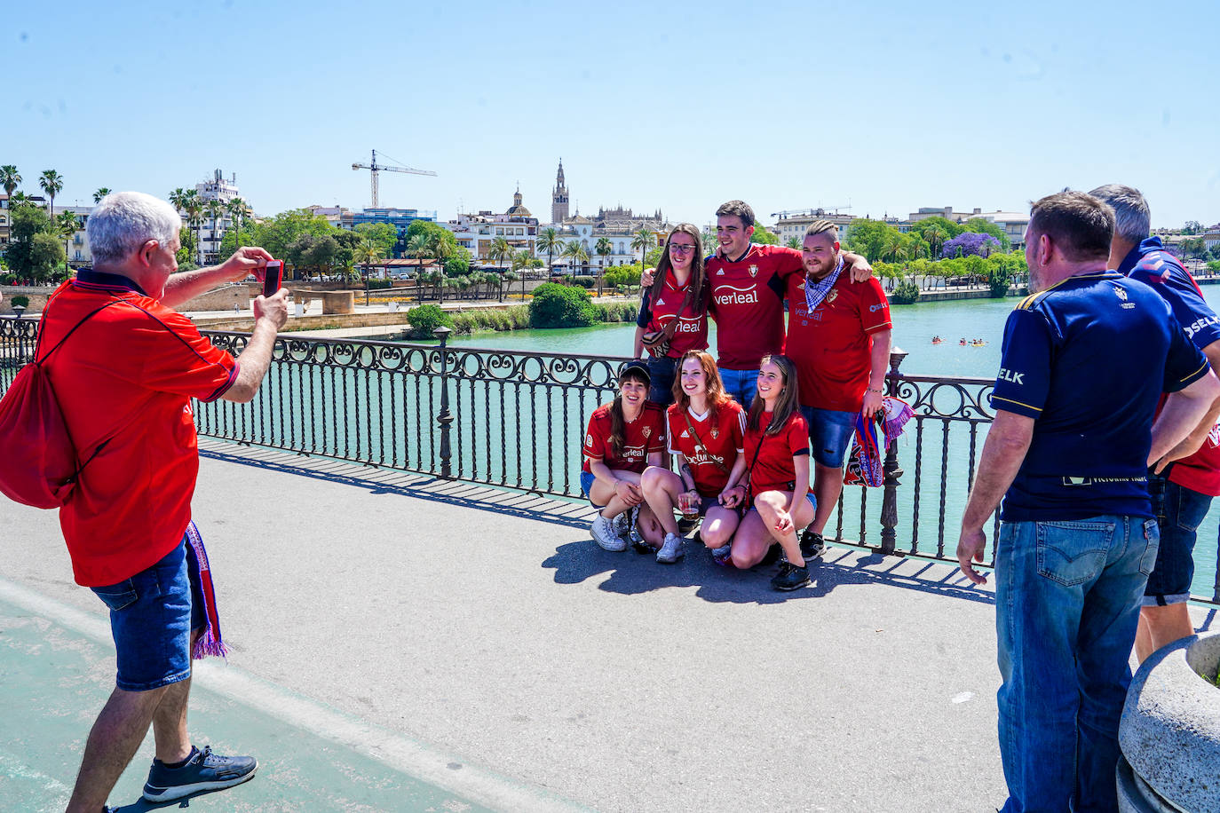La afición de Osasuna toma Sevilla