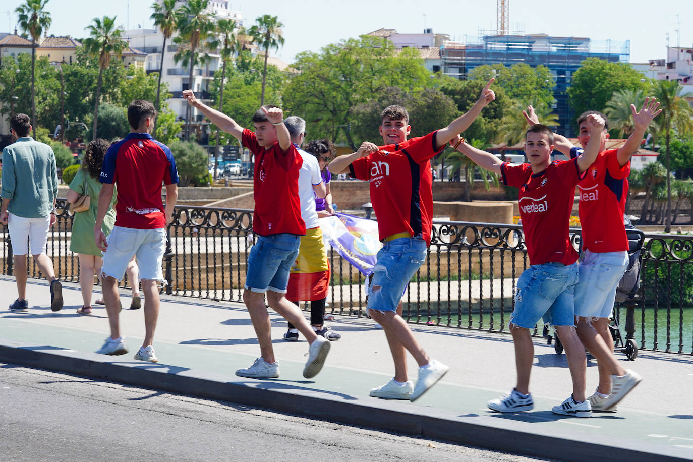 La afición de Osasuna toma Sevilla