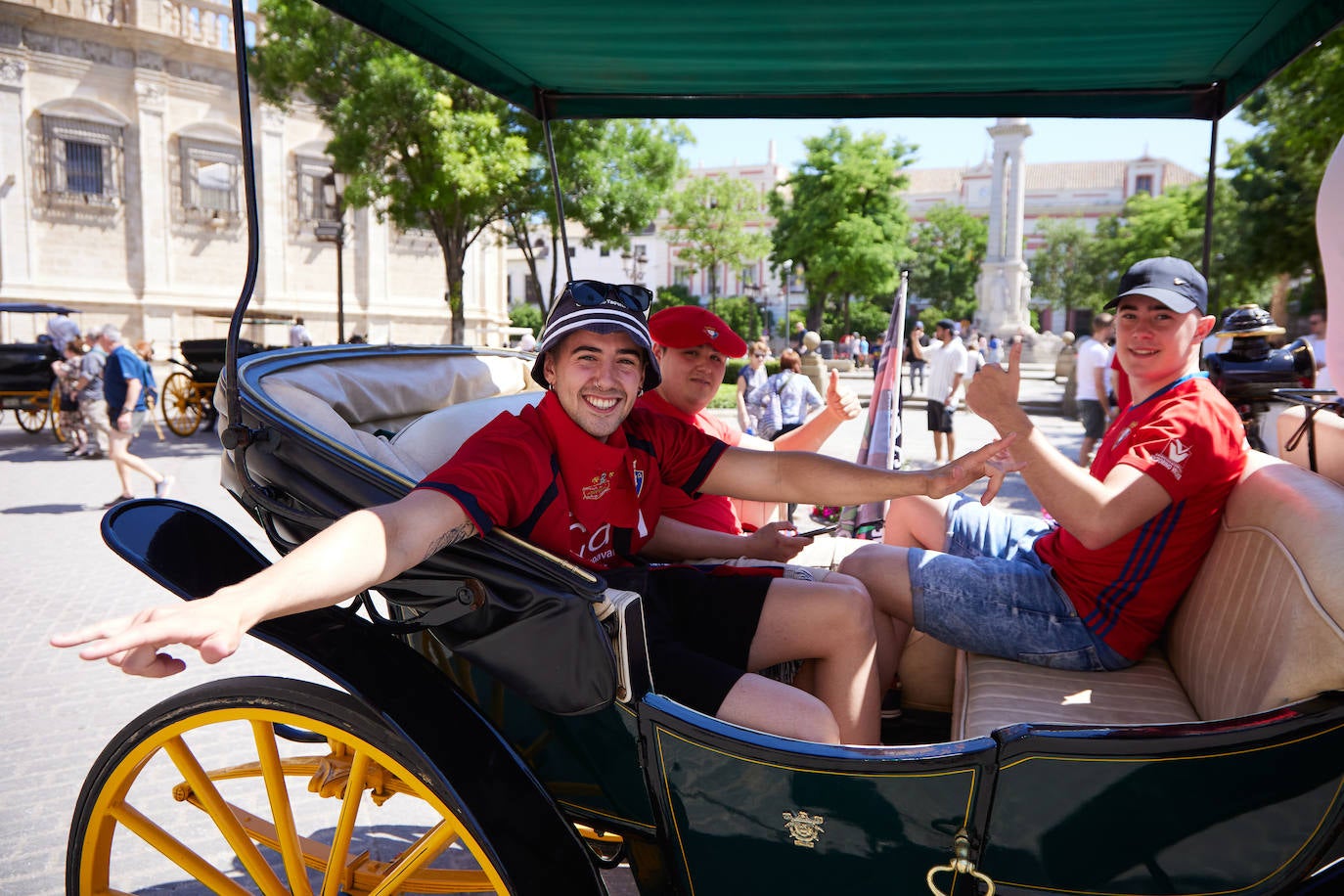 La afición de Osasuna toma Sevilla