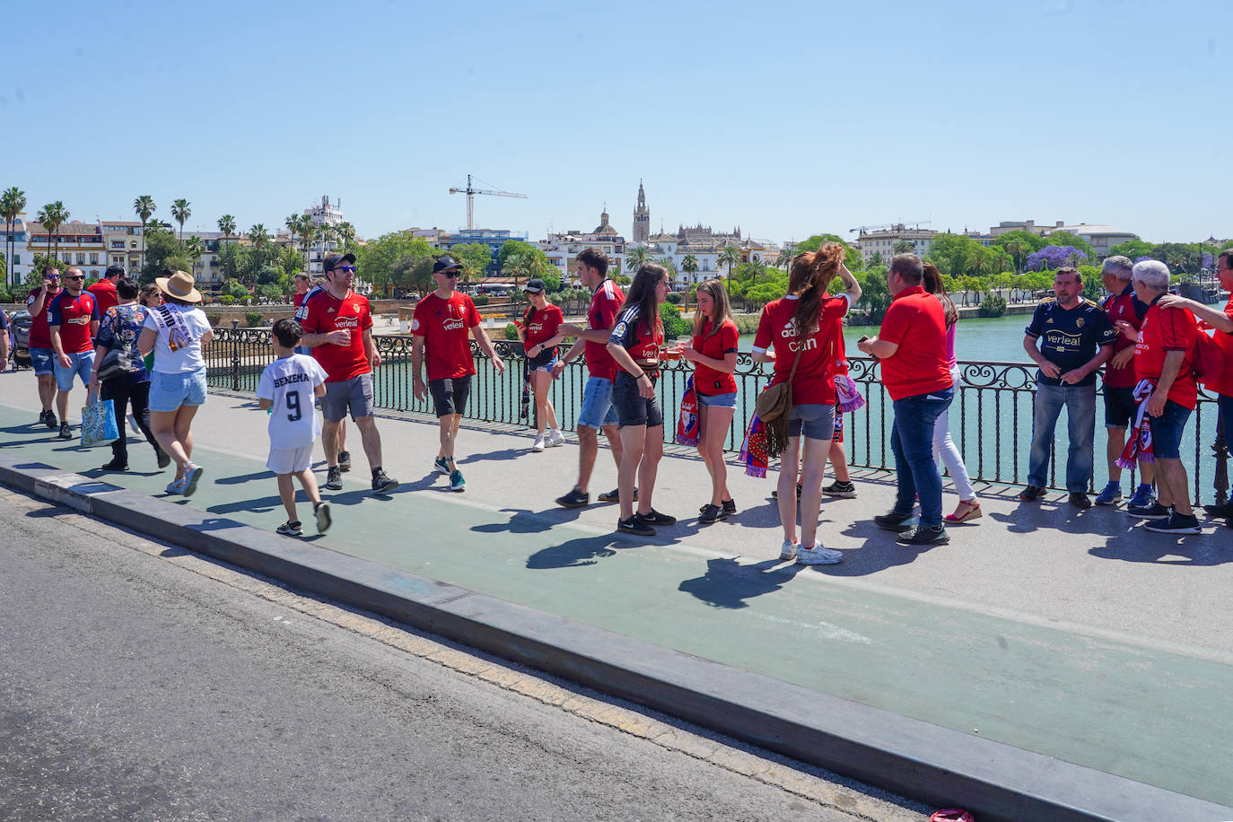 La afición de Osasuna toma Sevilla