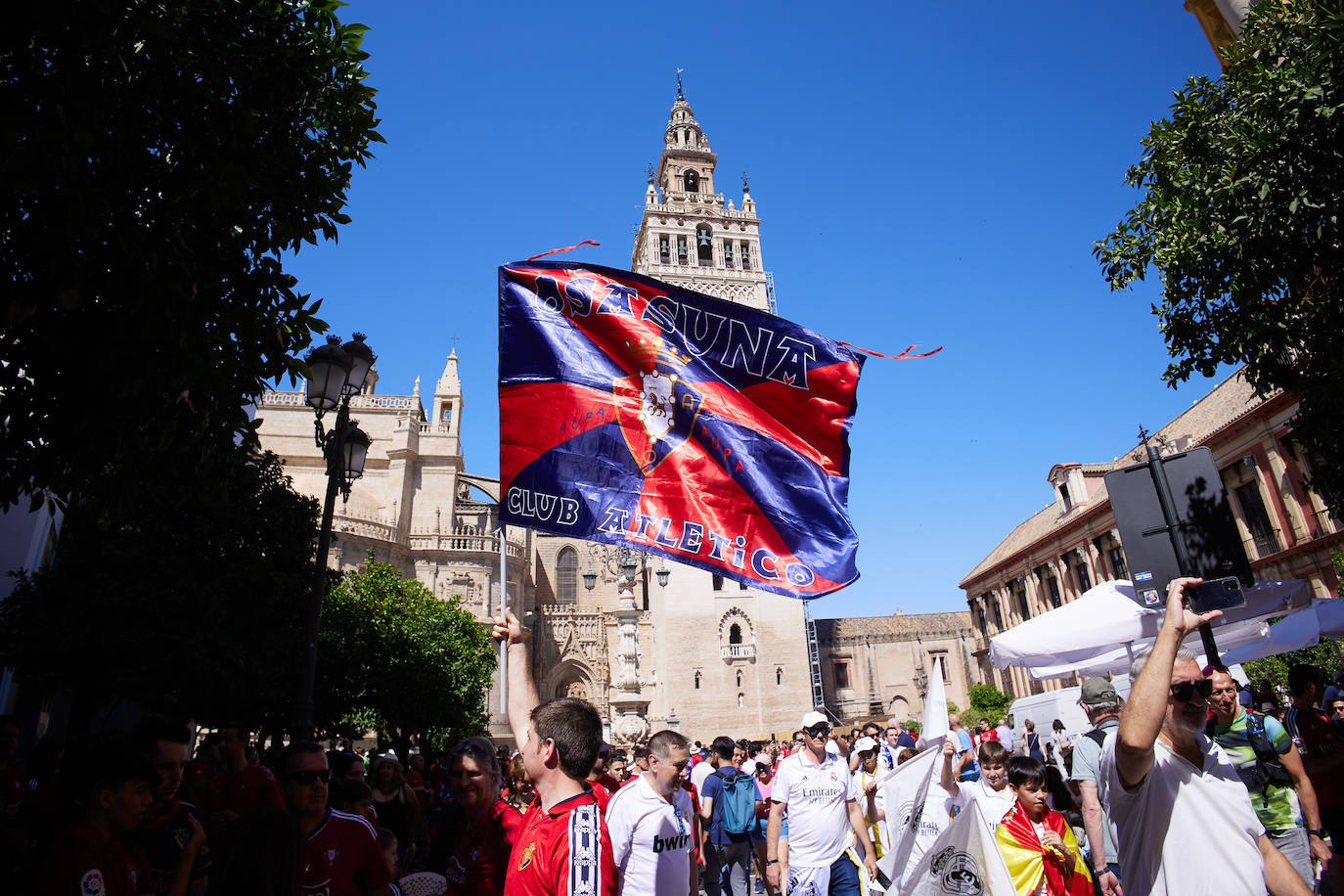 La afición de Osasuna toma Sevilla