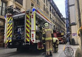 Los Bomberos intervienen en la calle 31 de Agosto tras registrarse la explosión.