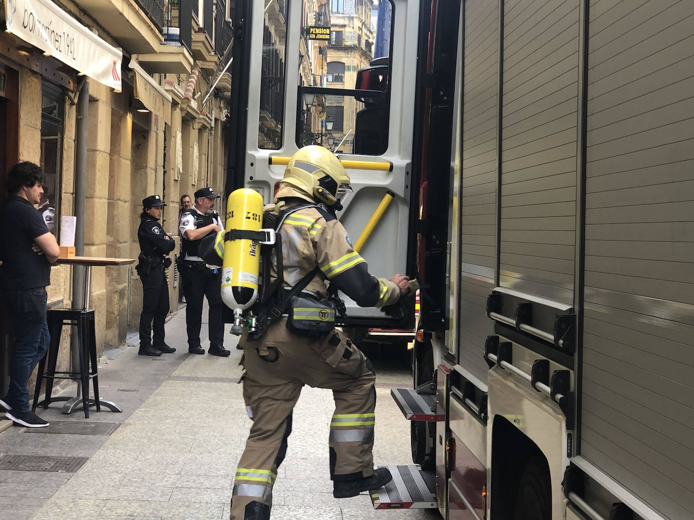 Los bomberos intervienen en la Parte Vieja de Donostia tras una pequeña explosión en una vivienda