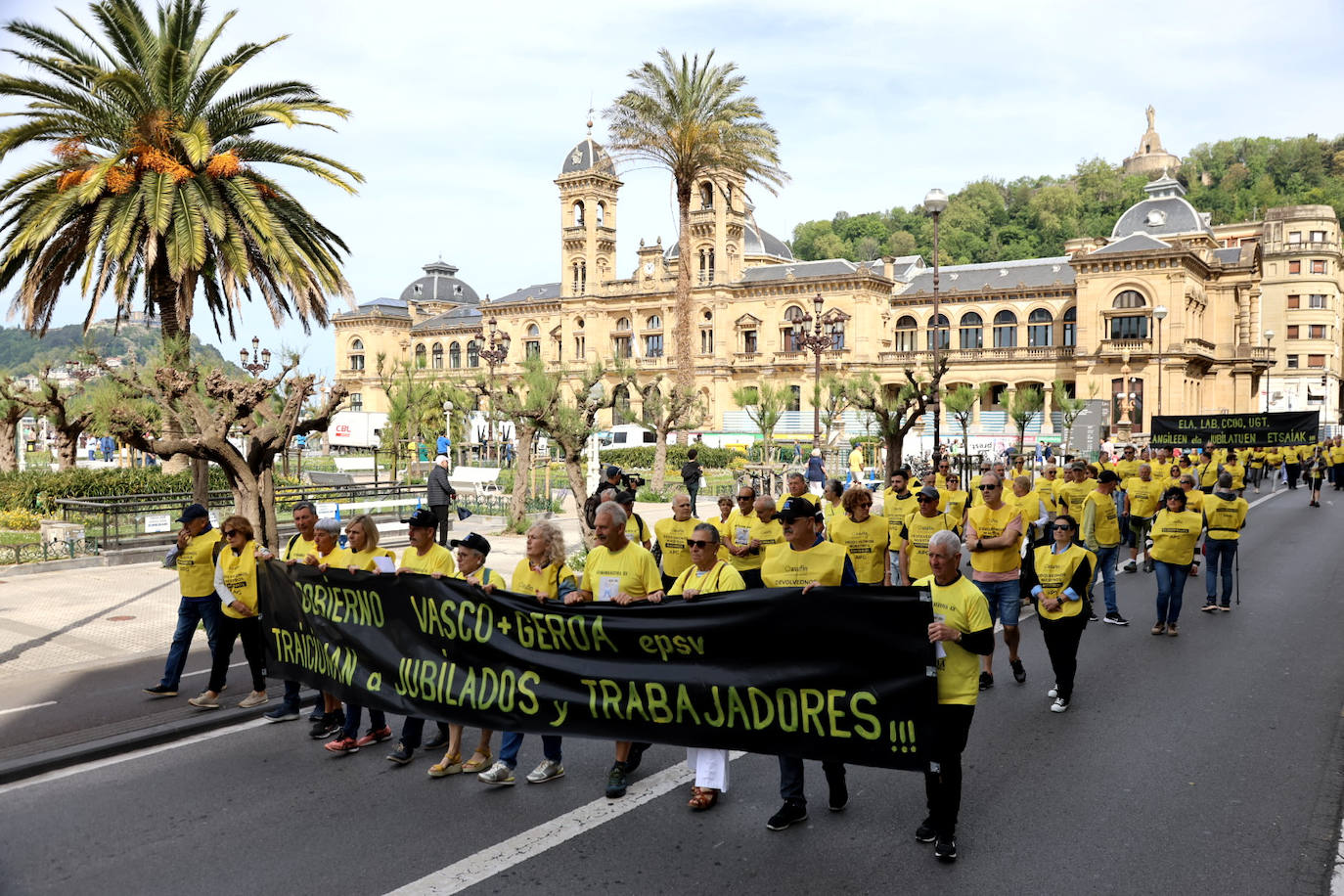 Manifestación de la Plataforma de Agraviados de Geroa por el centro de San Sebastián.