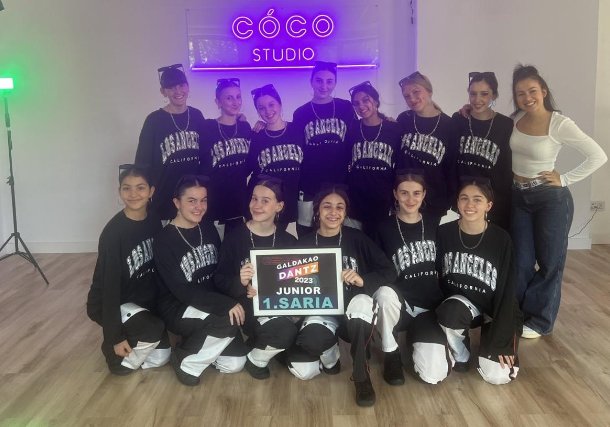 Cóco Dance Studio. Las bailarinas júnior de baile urbano posan con el premio logrado en Galdakao hace dos semanas.