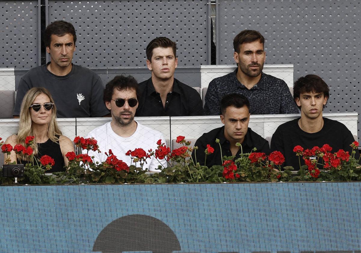 Aritz Aranburu y Miguel Bernardeau, en la parte superior derecha, han disfrutado del partido de Alcaraz en el Mutua Madrid Open.