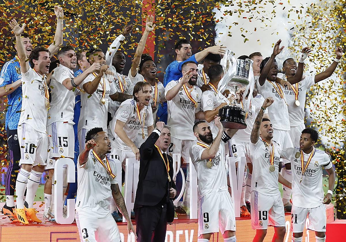 El capitán del Real Madrid, Karim Benzema, levanta junto a sus compañeros y al técnico Ancelotti la Copa del Rey.
