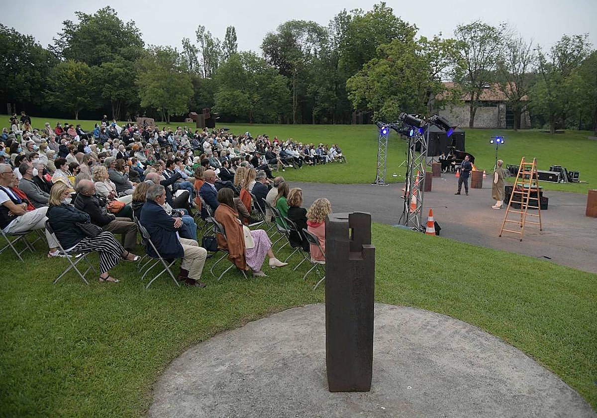 Una actividad musical celebrada en la campa de Zabalaga del Museo Chillida Leku.