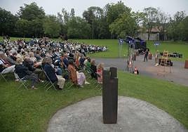 Una actividad musical celebrada en la campa de Zabalaga del Museo Chillida Leku.