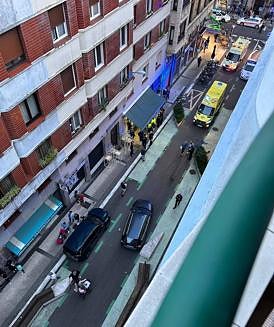 Imagen secundaria 2 - Sanitarios y ertzainas atienden a varias personas de la terraza y a un perro, abajo a la derecha. Ertzaintza y Guardia Municipal en la calle Carquizano de San Sebastián.
