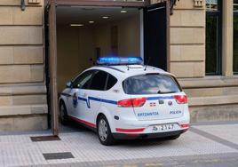 Un vehículo de la Ertzaintza entra en dependencias judiciales.