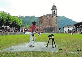 Arraioz (Navarra). Por su terreno de juego es considerado 'El Wimbledon de la pelota', donde se practica a la modalidad más antigua: el laxoa.