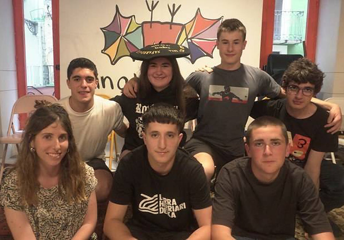 Kattin Madariaga txapelarekin, kantuan aritu ziren beste sei bertsolariekin batera.