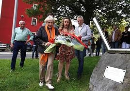 La viuda de José Luis López de Lacalle, Mari Paz Artolazabal, junto a la alcaldesa de Andoain, Maider Lainez, y el secretario general del PSE en Gipuzkoa, José Ignacio Asensio, colocan un ramo de rosas en el monolito