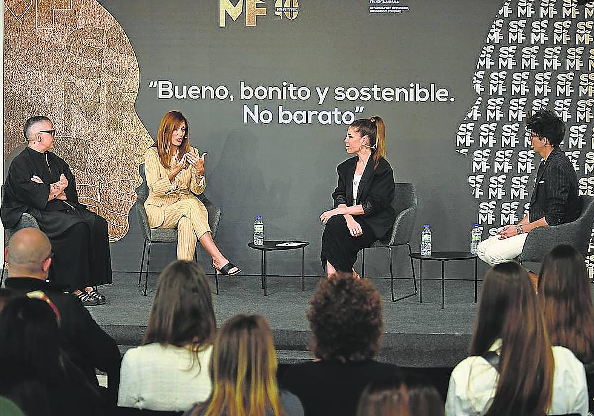 Helena Iturralde, Erika Gómez, Laura Chamorro y Eder Aurre, durante un momento de la mesa redonda en DVGunea.