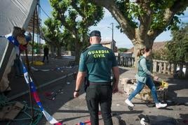 Guardias civiles frente al recinto de las fiestas de la parroquia de San Miguel de Deiro, en Vilanova de Arousa, Pontevedra, Galicia, donde dieciocho personas han resultado heridas.