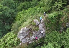 La Vía Ferrata de Plazaola-Leitzaran es un plan que aúna aventura y visita guiada, apto para principiantes en la escalada.