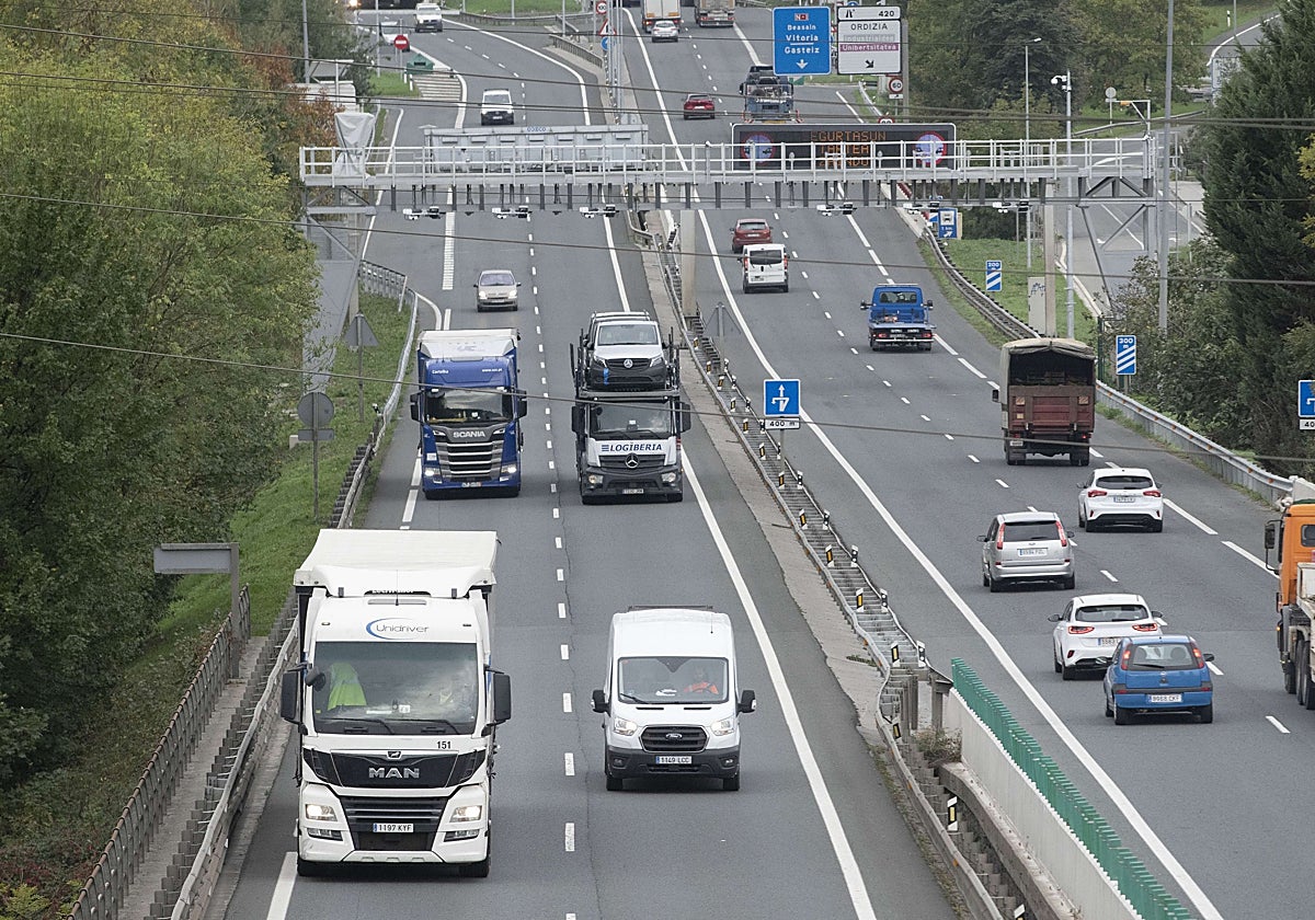 Arcos de cobro a camiones en la N-I en Ordizia