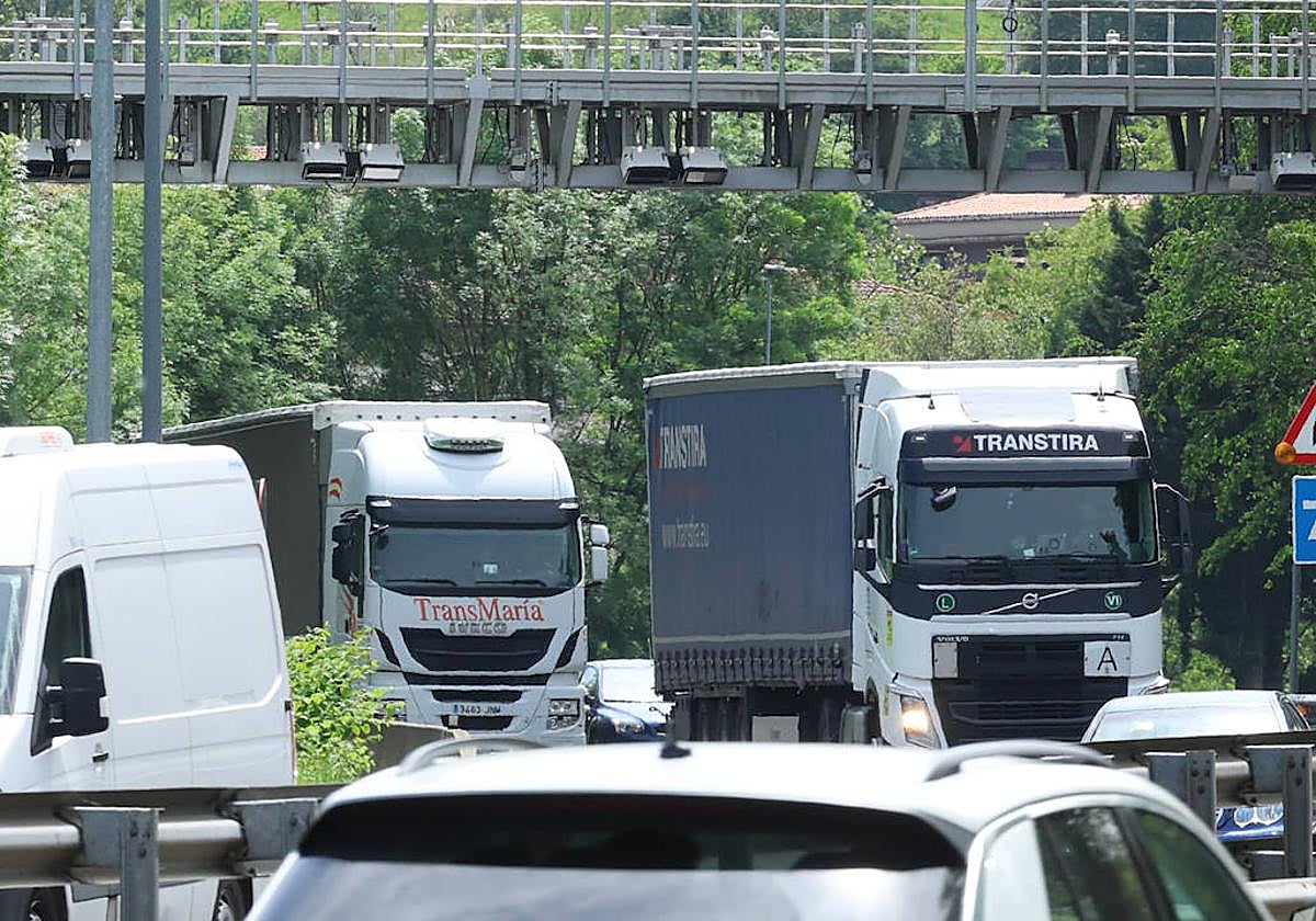Varios camiones pasan por debajo de un arco de peaje en la N-I.